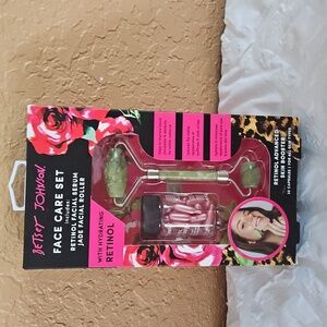 BETSEY JOHNSON FACE CARE SET
